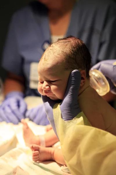 Tylko narodzone dziecko dziewczynka — Zdjęcie stockowe