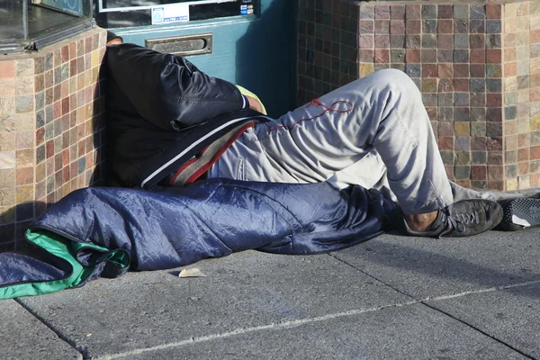 Homem sem-teto dorme na rua — Fotografia de Stock