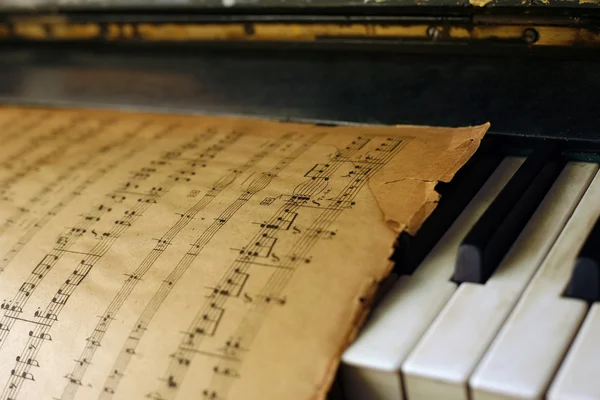 Piano and old notes — Stock Photo, Image