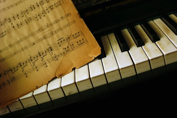 Piano och gamla anteckningar — Stockfoto