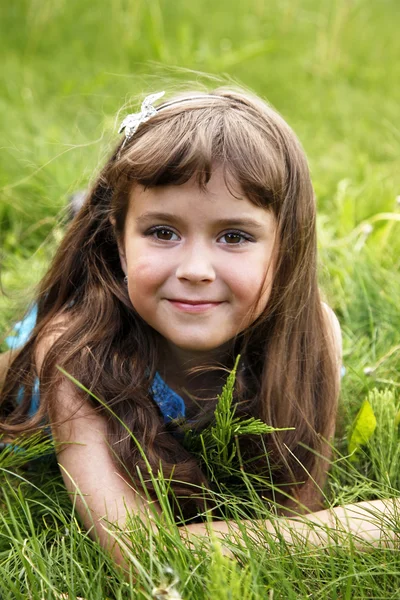 Niedliches kleines Mädchen — Stockfoto