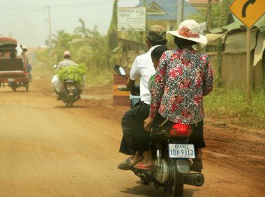 Bir motosiklet üzerinde aile