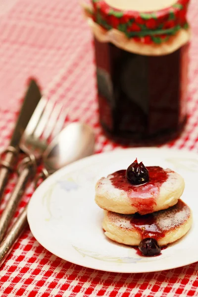 Mermelada de cuajada y cereza — Foto de Stock