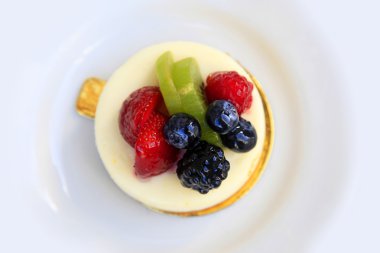 Pann Cotta şekerli tatlı taze meyve ile