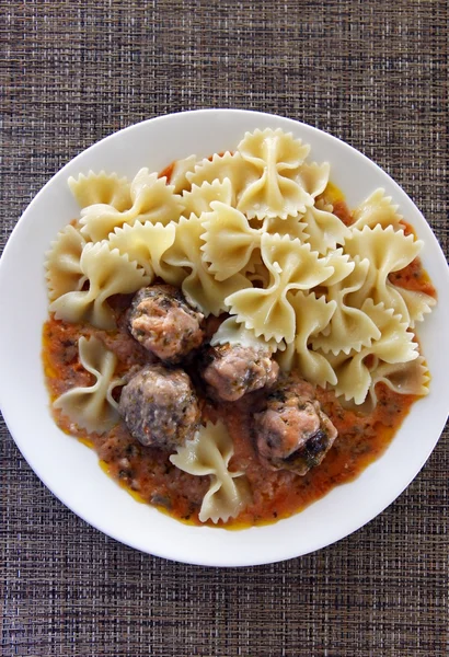 Gehaktballetjes en pasta — Stockfoto