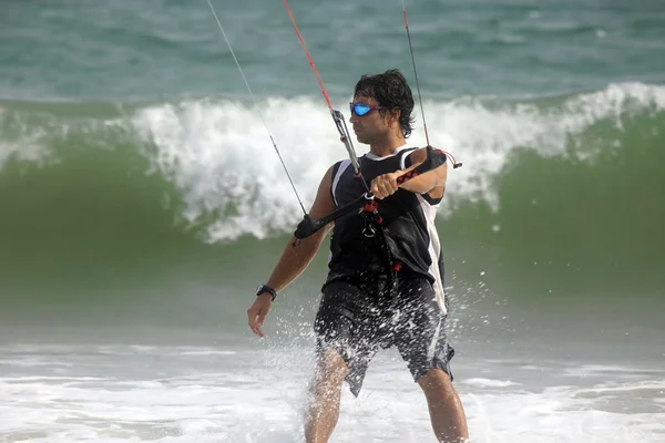 Kitesurfer em ação — Fotografia de Stock