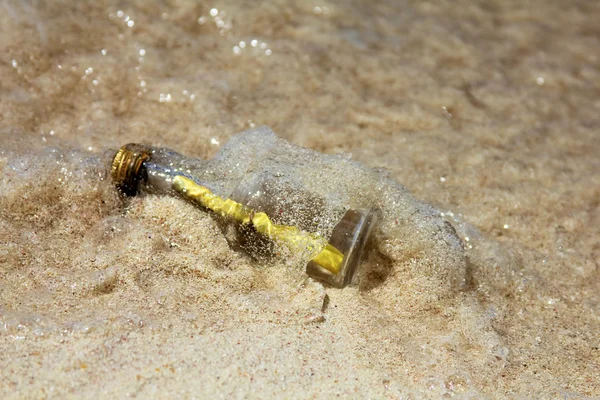 Message dans la bouteille dans l'océan — Photo