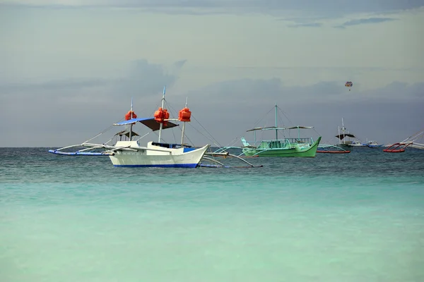 Einsame Boote auf dem Meer — Stockfoto