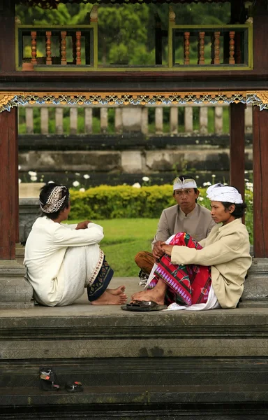 Buddhistiska munkar i Ulun Danu tempel — Stockfoto