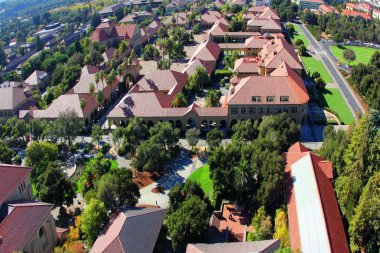 Stanford Üniversitesi 'nin Ana Görünüm Mimarisi