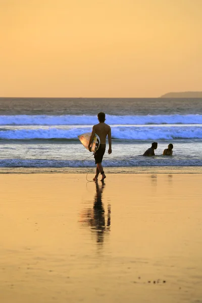 Surfer bei Sonnenuntergang — Stockfoto