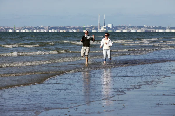 Zwei Frauen laufen am Strand entlang — Stockfoto