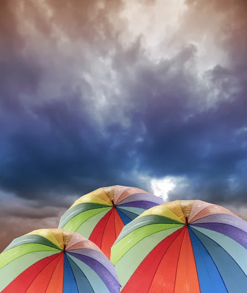 Радужный зонтик в небе — стоковое фото