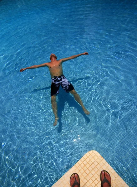 Homme jouissant dans la piscine — Photo