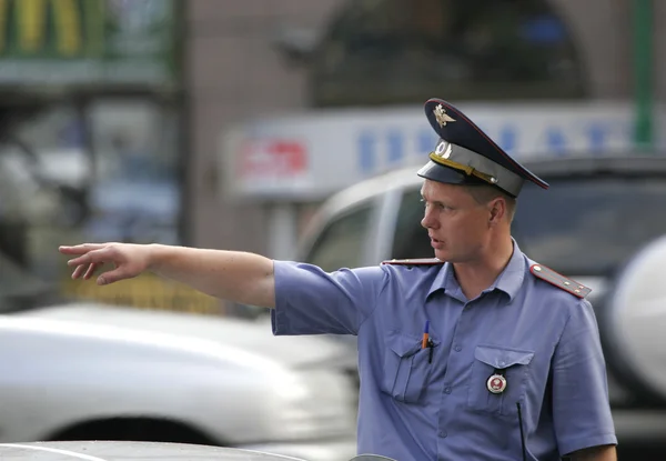 Rus polis sokakta — Stok fotoğraf