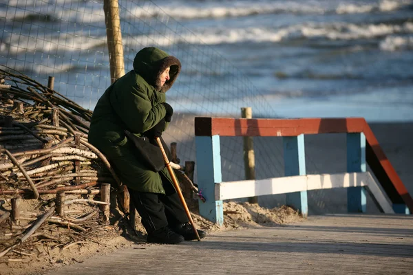 La nonna su una costa — Foto Stock