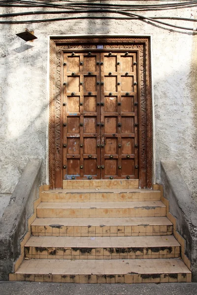 Puerta de madera vieja en Stone Town —  Fotos de Stock