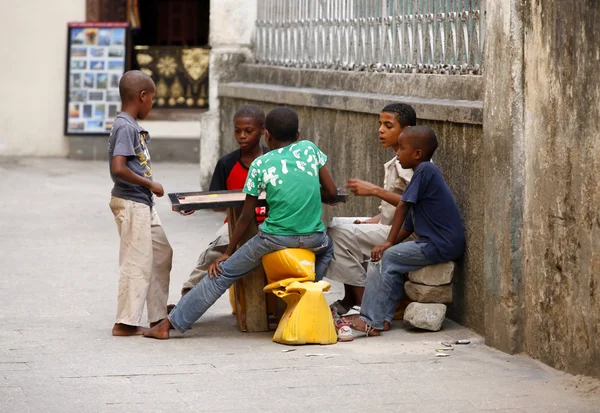 Bambini con pelle scura sconosciuta — Foto Stock