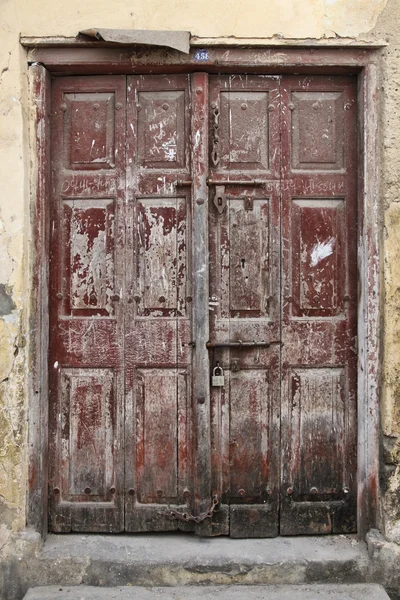 Vecchia porta in legno a Stone Town — Foto Stock