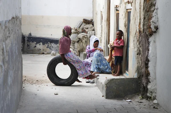 Family on the street Stone Town — Stock Photo, Image