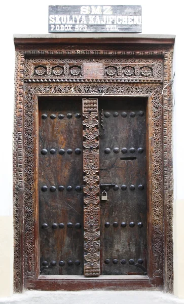 Vecchia porta in legno a Stone Town — Foto Stock