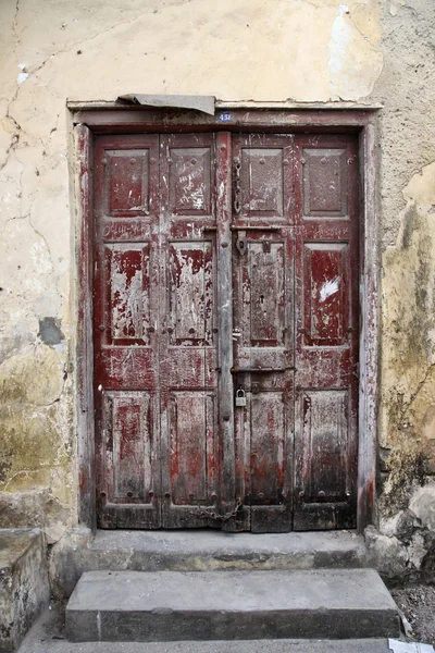 Vecchia porta in legno a Stone Town — Foto Stock