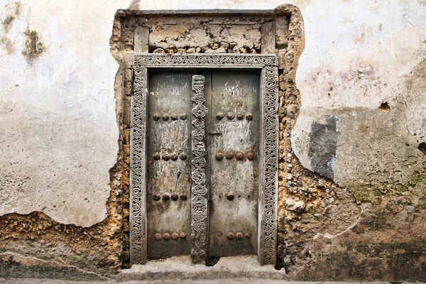 Vecchia porta in legno a Stone Town — Foto Stock