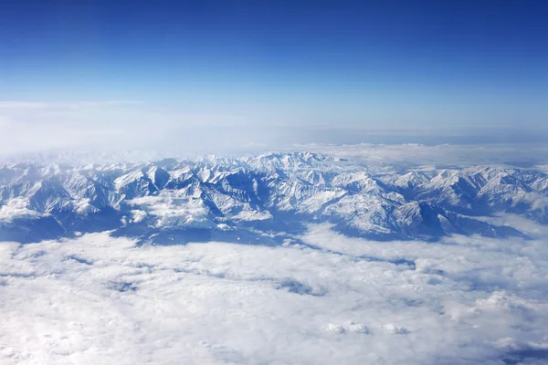 Zimowe góry i białe chmury — Zdjęcie stockowe