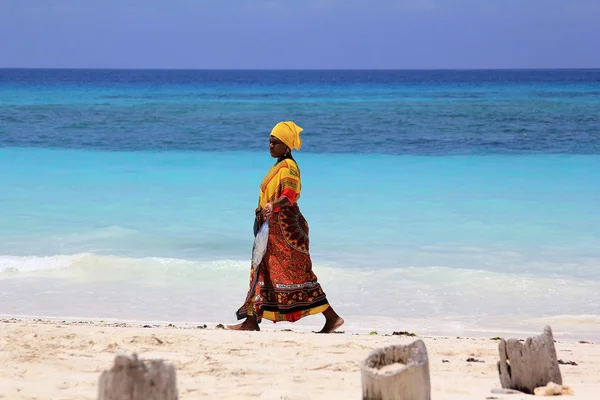 Femme africaine en robe traditionnelle — Photo