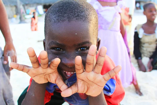 Pequeño niño africano alegre — Foto de Stock