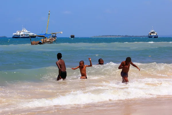 Grupp av barn som leker i vattnet — Stockfoto