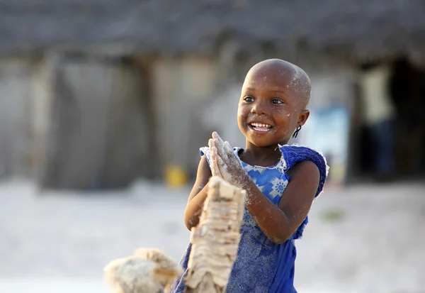 Küçük neşeli Afrikalı kız — Stok fotoğraf