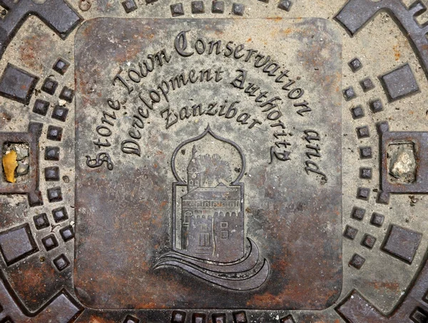 잔지바르 스톤 타운에서 맨홀 뚜껑 — 스톡 사진