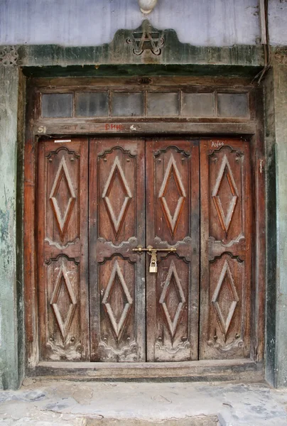 Staré dřevěné dveře na Stone Town — Stock fotografie