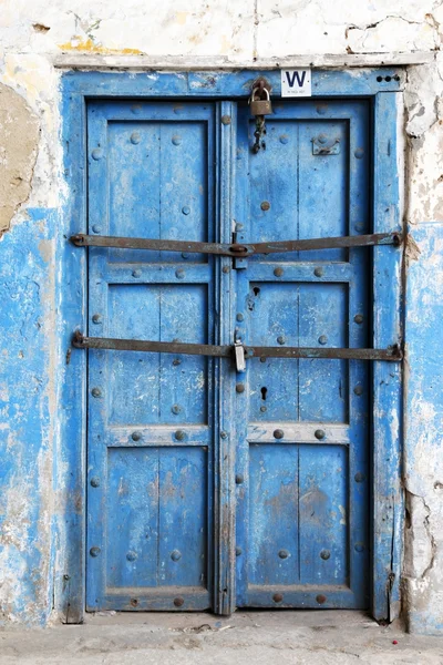 Παλιά ξύλινη πόρτα στην λίθινη πόλη — Φωτογραφία Αρχείου
