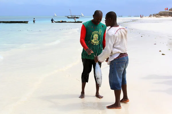 Marché aux poissons sur la plage — Photo