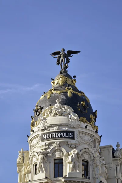 Das Gebäude der Metropole ist eines der berühmtesten Wahrzeichen der Stadt Madrid im Beaux-Arts-Stil. — Stockfoto