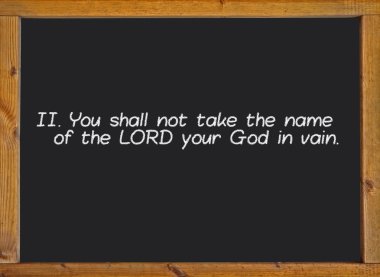 Bir kara tahta üzerinde Hıristiyan Katolik ikinci emir