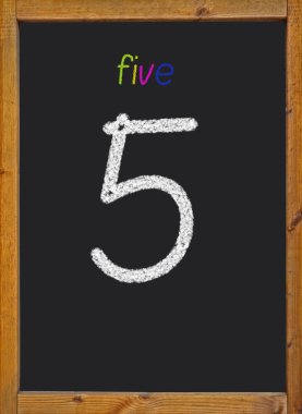 5 siyah tahtaya yazılmış
