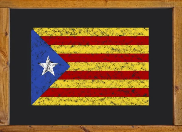 A bandeira da independência catalã (Estelada blava) em um quadro negro — Fotografia de Stock