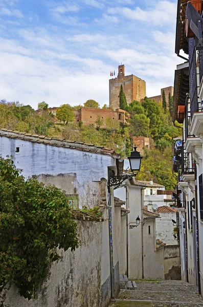 Pohled na věž lampa Alhambra od úzké ulice v Granadě — Stock fotografie