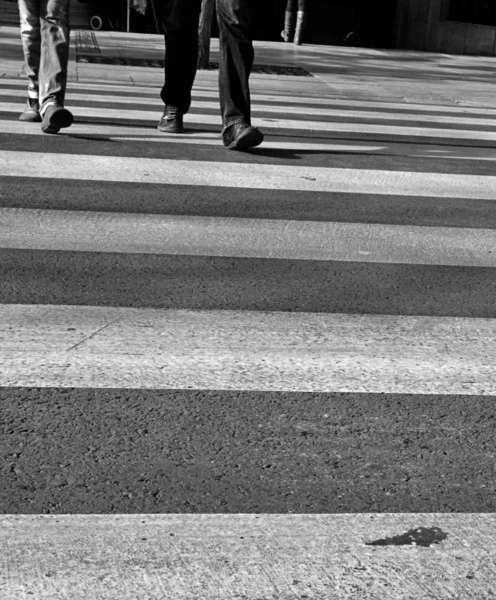 Couple legs crossing the crosswalk — Stock Photo, Image