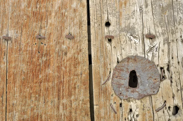 Serratura su vecchia porta di legno — Foto Stock