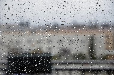 Camdaki yağmur damlaları