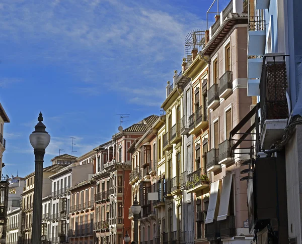 Prédios na rua Reyes Catholics, Granada. Centro da cidade — Fotografia de Stock