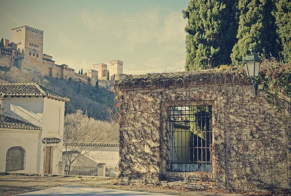 Vista de la Alhambra y la vid silvestre en la ventana, Granada —  Fotos de Stock