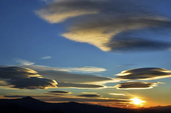 Puesta de sol con rayos de sol —  Fotos de Stock