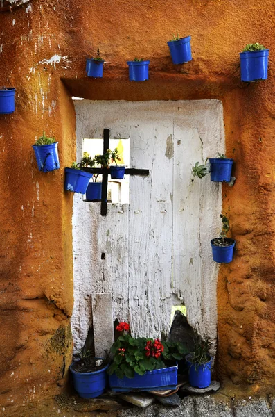 Duvarda çiçek saksıları olan sokak sahnesi — Stok fotoğraf