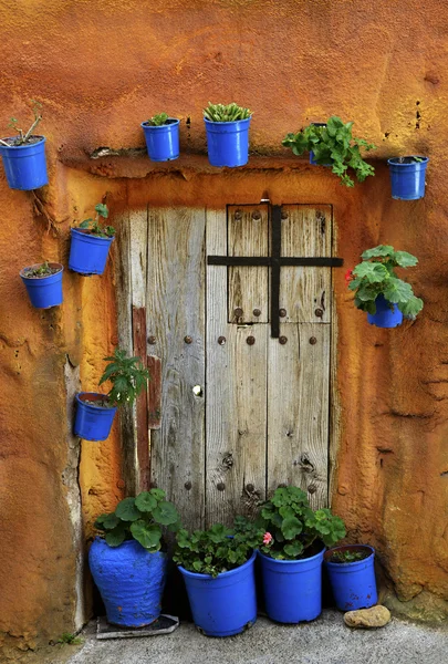 Straatscène met potten bloemen in de muur — Stockfoto