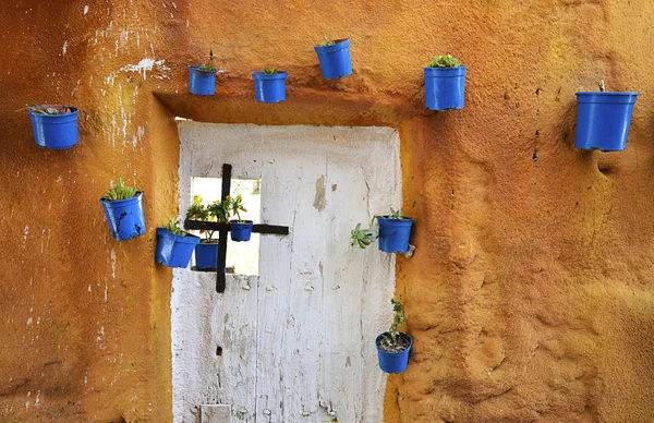 Scena di strada con vasi di fiori nel muro — Foto Stock